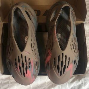 Yeezy foam runner . ‘Mx sand grey